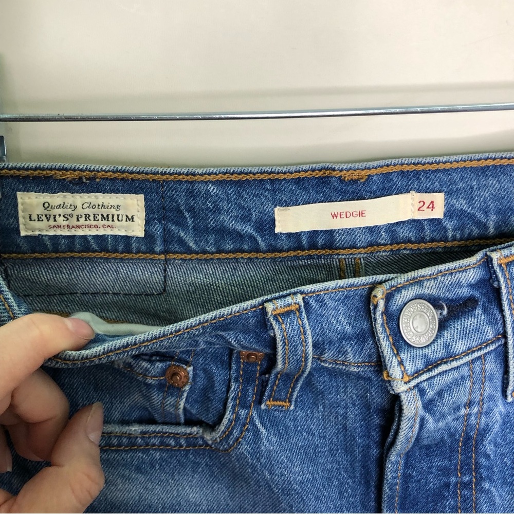 Levi’s Wedgie Button Fly Icon Fit Jeans - Picture 3 of 14